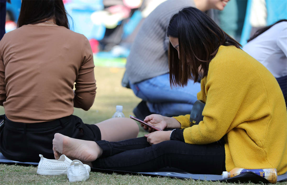 图片[2]-踏青公园街拍系列No.1709 韵妇一双劲爆丝足，近距离挑逗观众的视觉神经-日更街拍