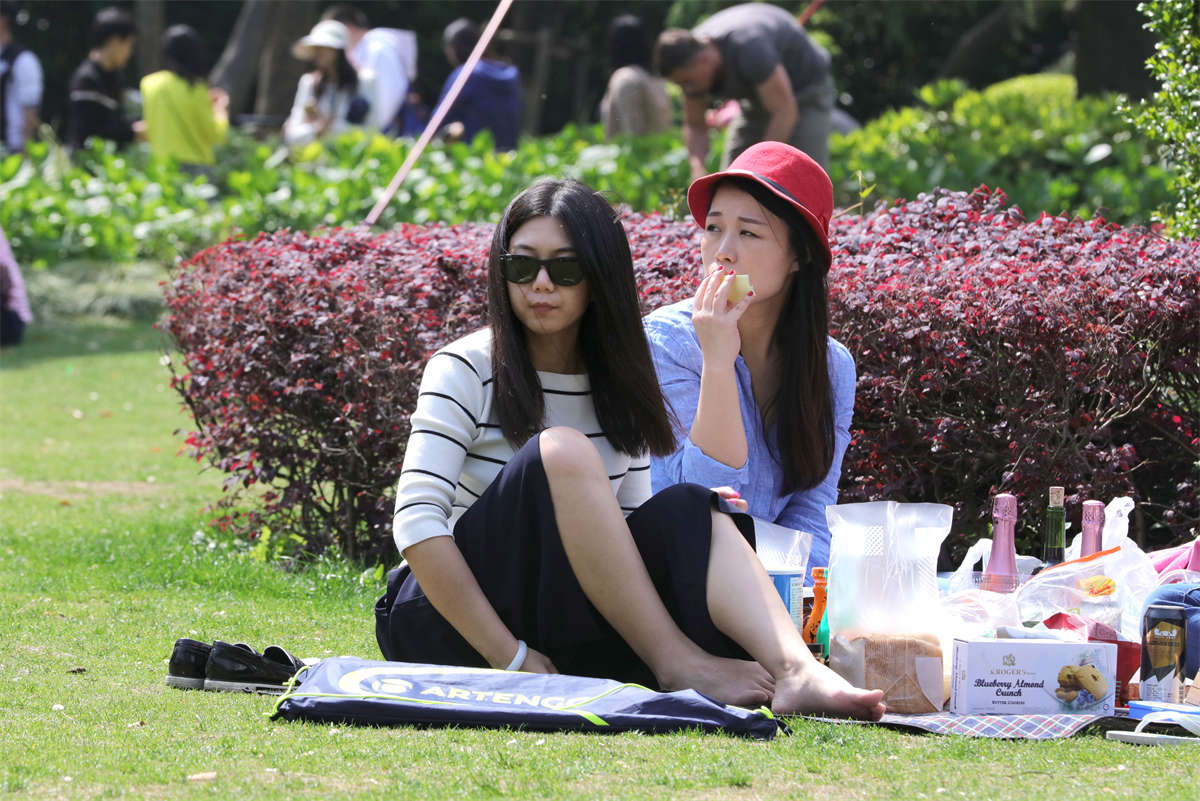 图片[2]-踏青公园街拍系列No.1005 富有情调的女孩草地野餐，总是伴有青春玉足的露出-日更街拍