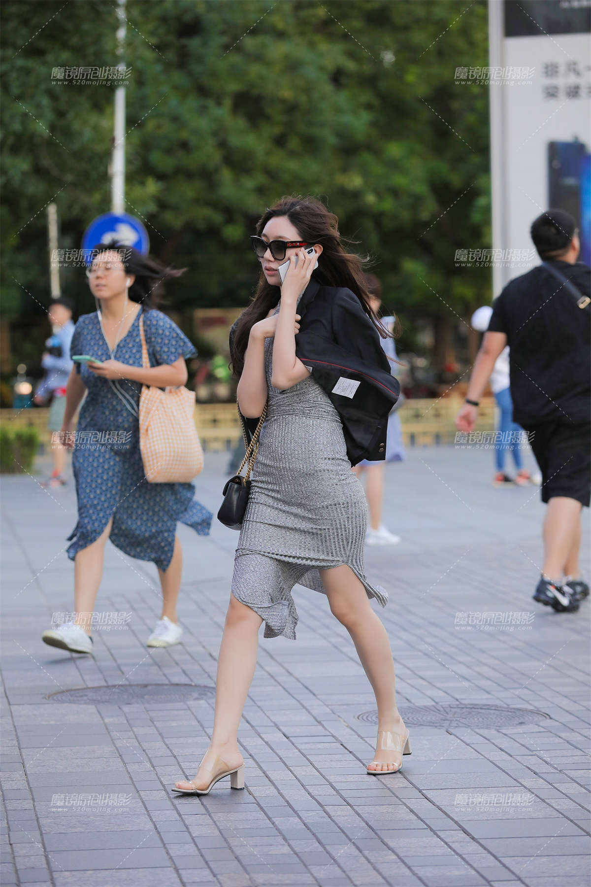 开叉包臀裙女子-日更街拍