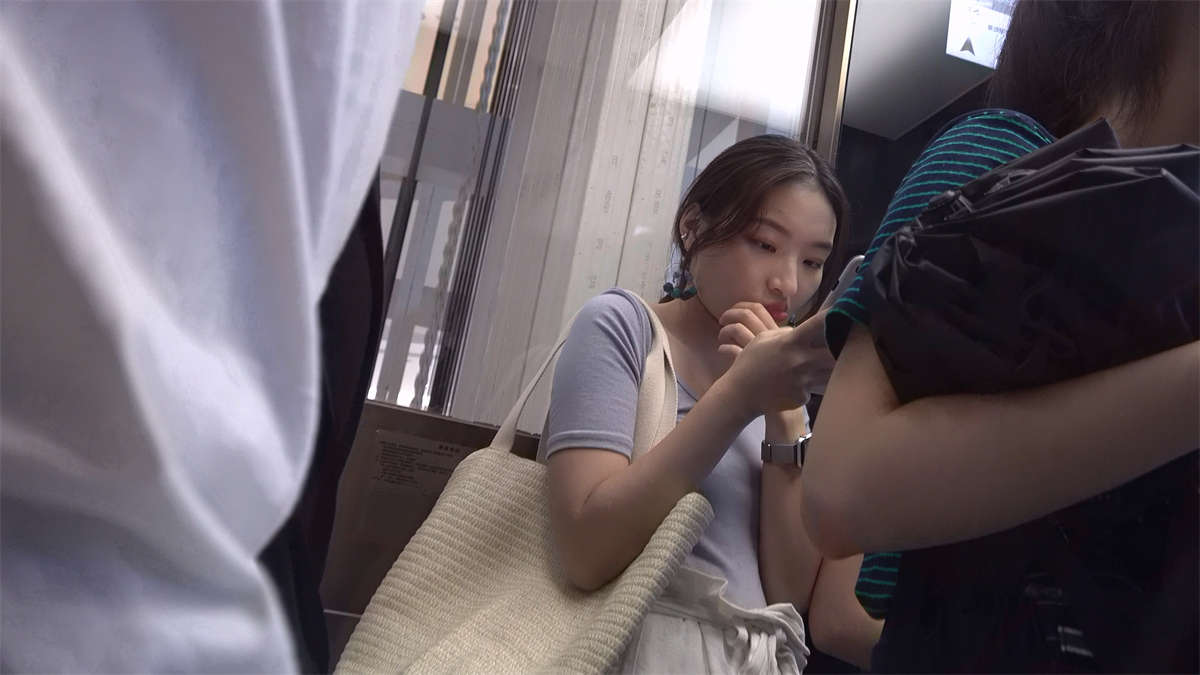 樱桃小嘴美女与长裙凉高跟美足少妇-日更街拍