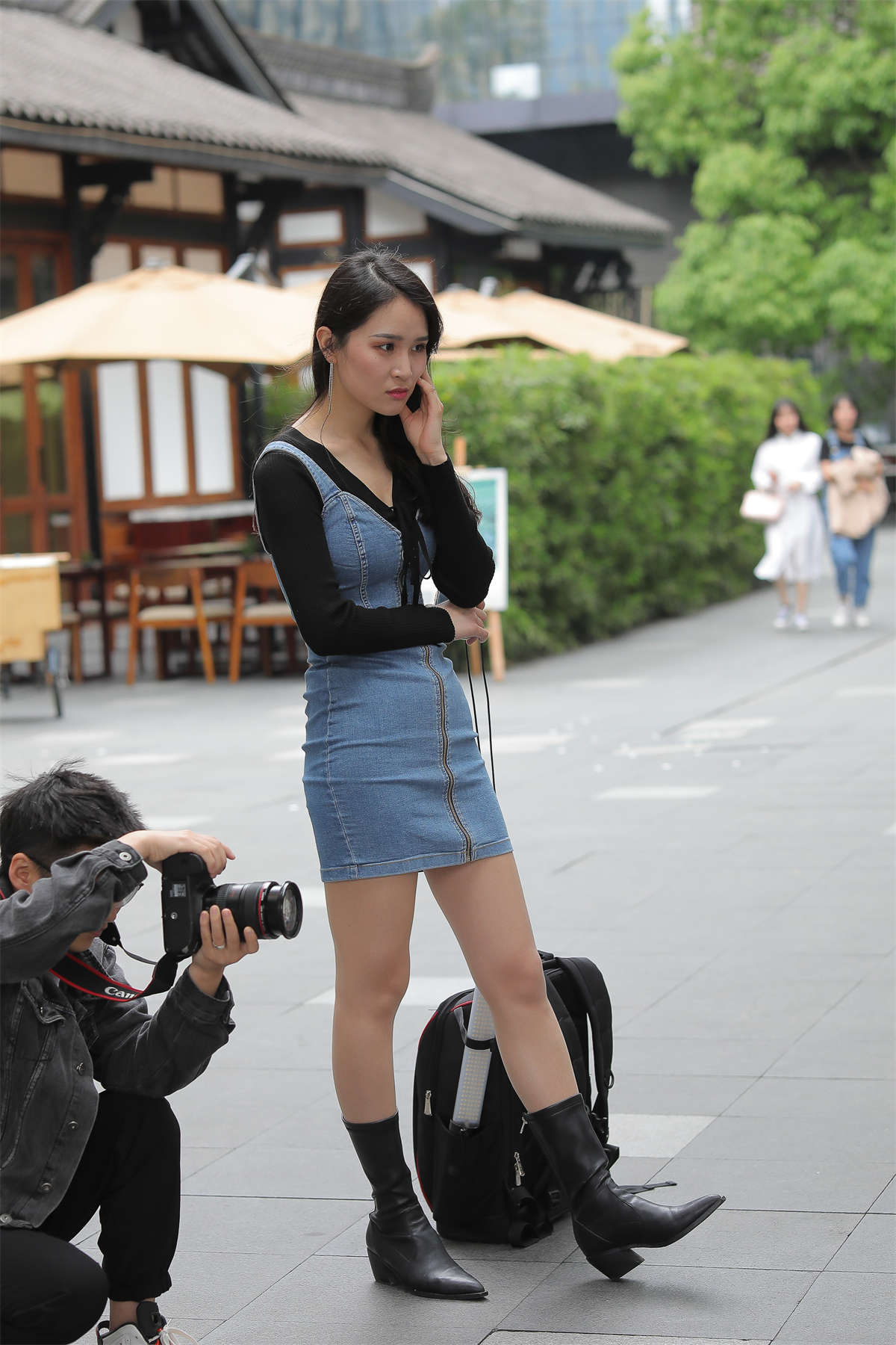 小姐姐工作拍摄很开心呀-日更街拍