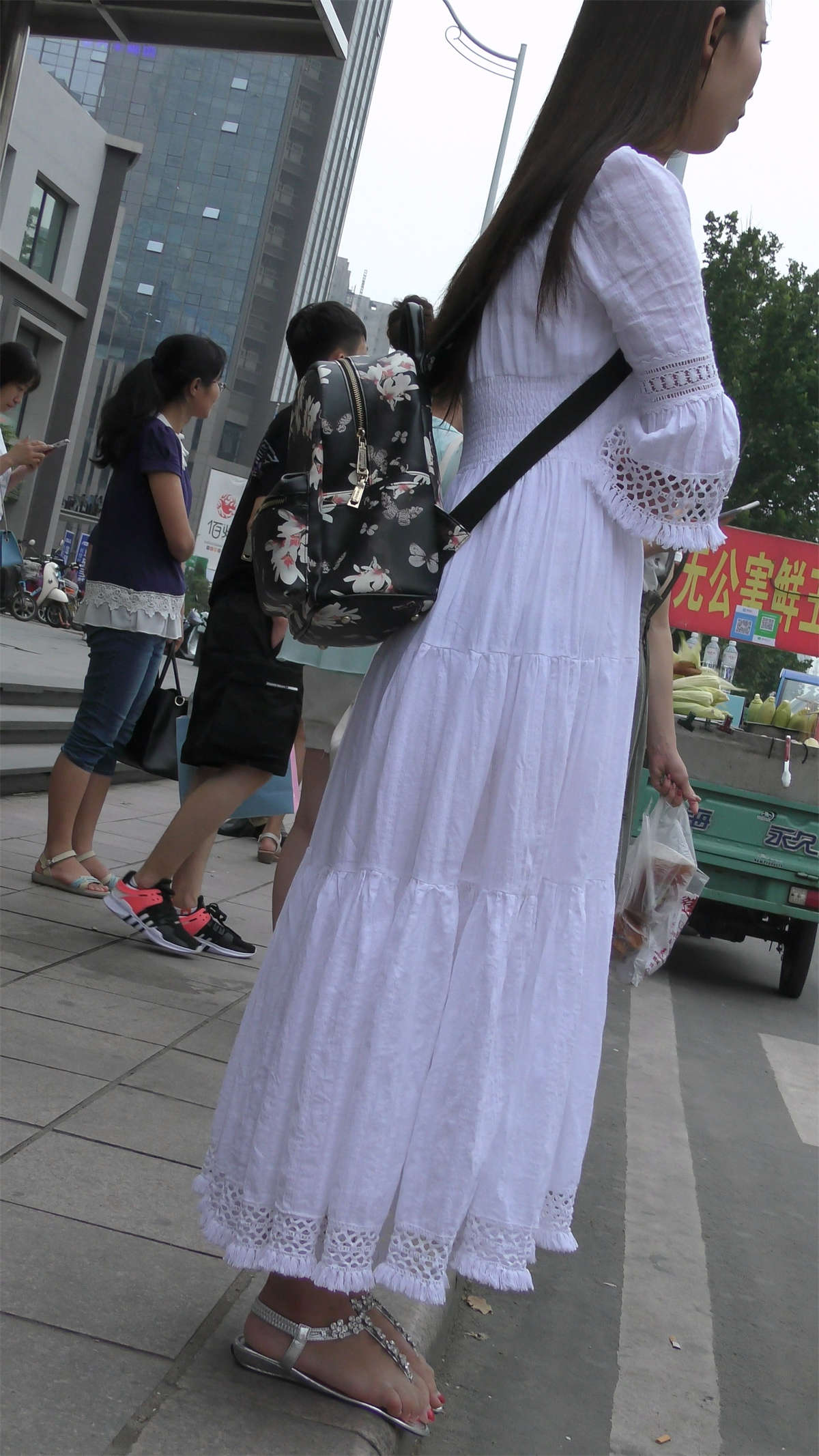 公交站等车的凉鞋美女-日更街拍