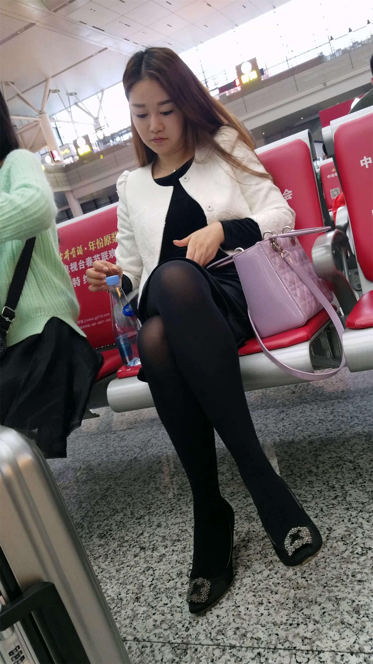 黑色丝袜黑色高跟性感美腿漂亮少妇-日更街拍