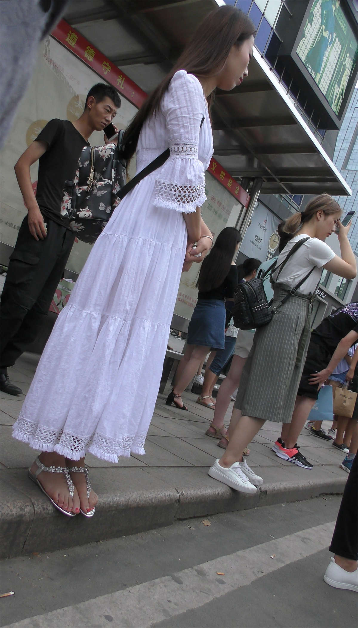 公交站等车的凉鞋美女插图1