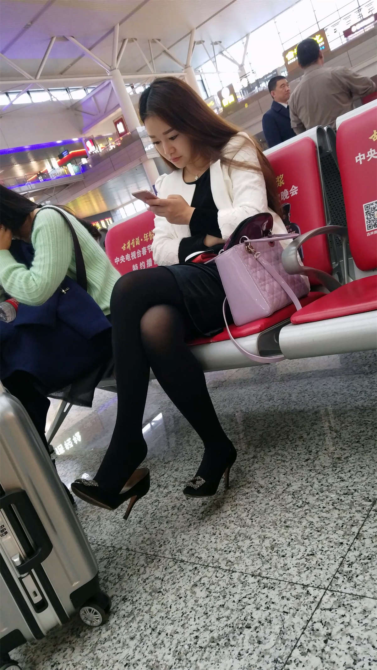 图片[2]-黑色丝袜黑色高跟性感美腿漂亮少妇-日更街拍