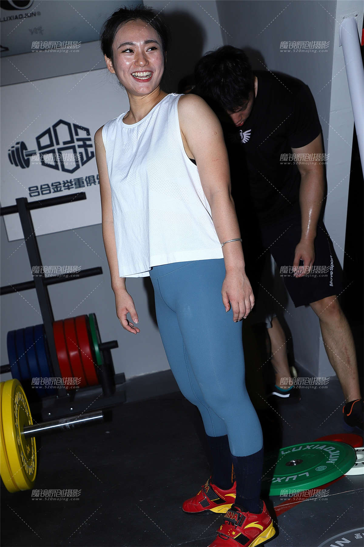 欢快的举重紧身裤美女-日更街拍