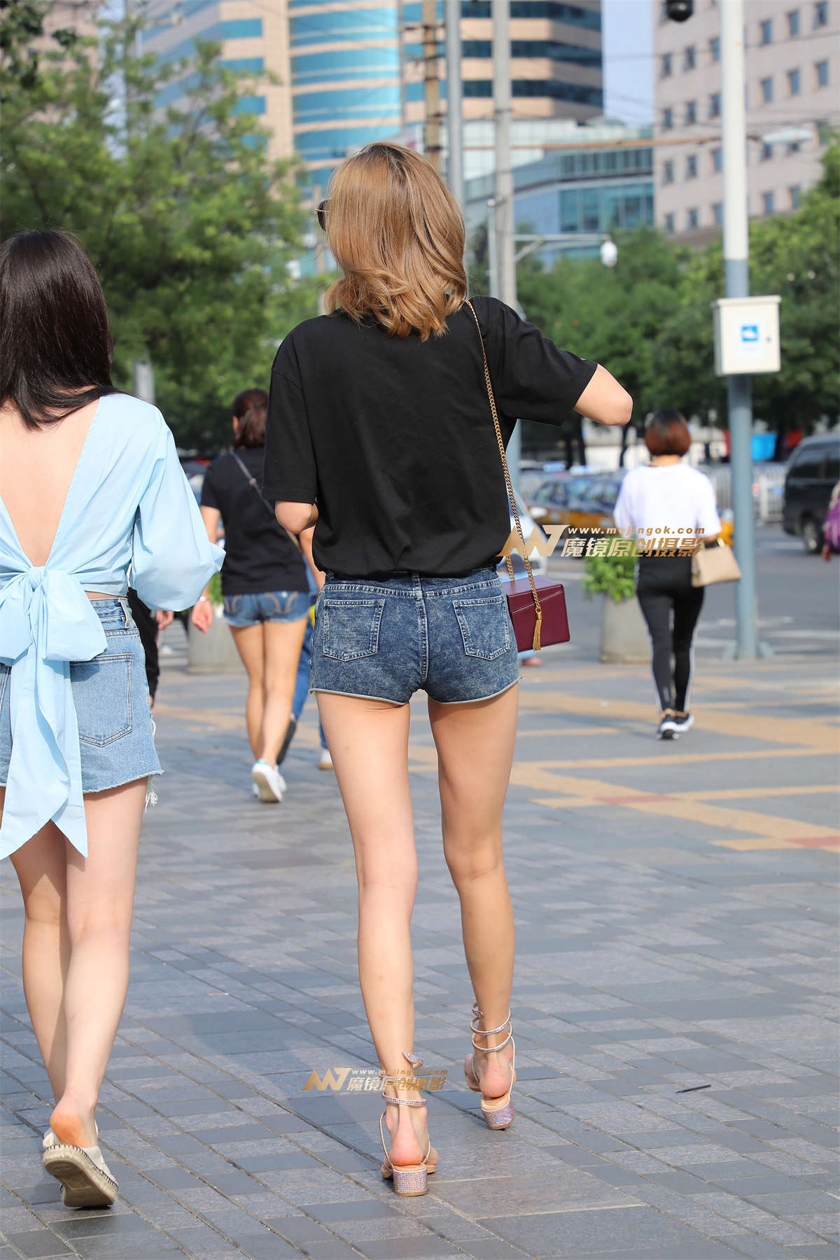 图片[2]-【视觉冲击赛帖】热裤 大长腿的小姐姐-日更街拍