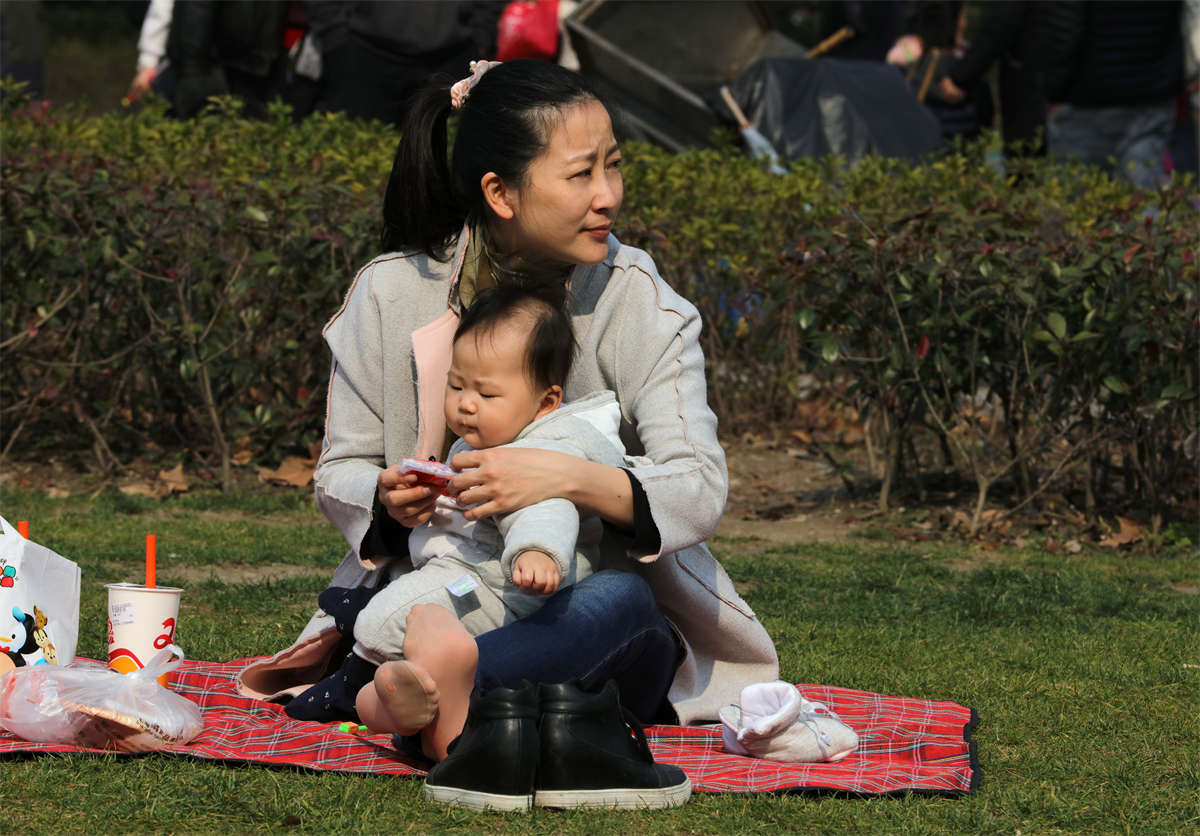 图片[2]-踏青公园街拍系列No.778 清秀少妇足型优美，足底还有2个诱人的破洞-日更街拍