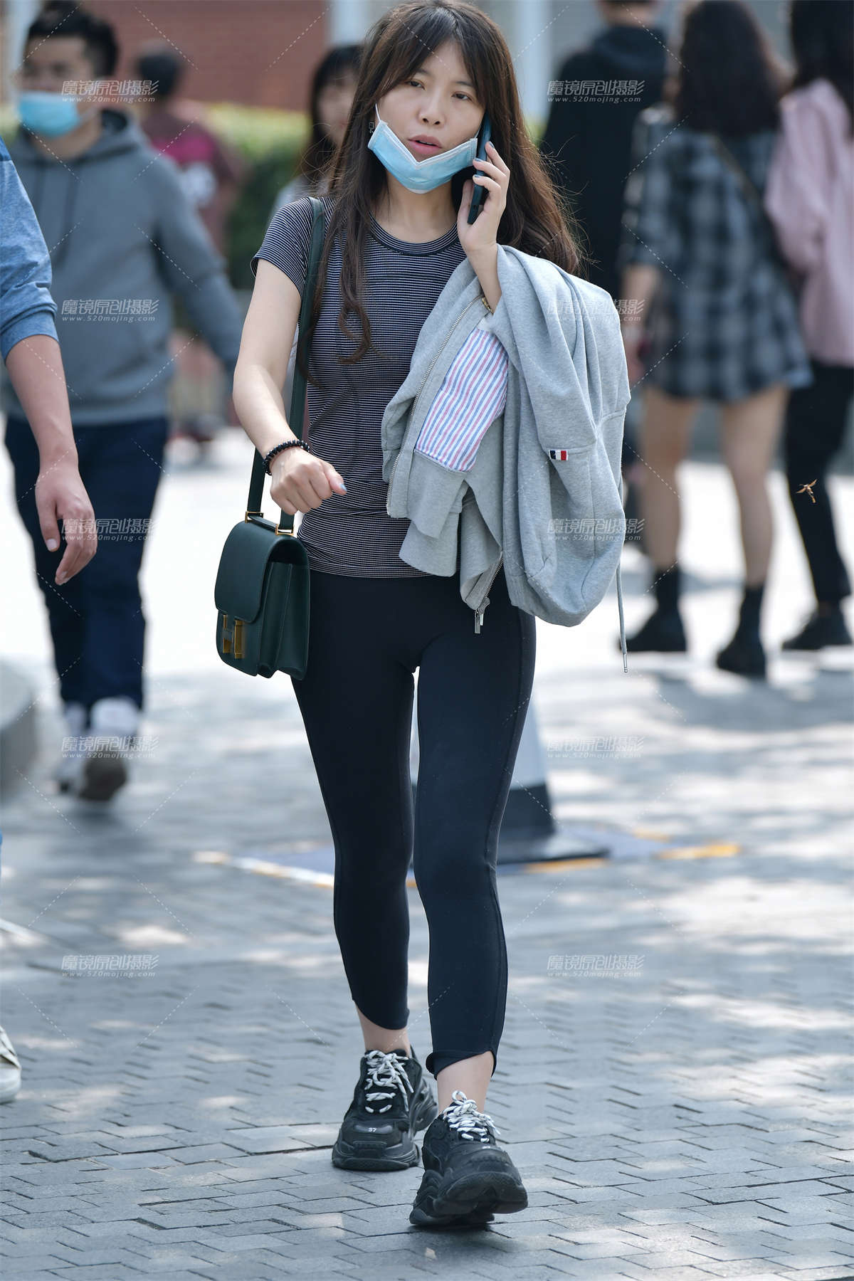 ★打电话的紧身裤美女-日更街拍