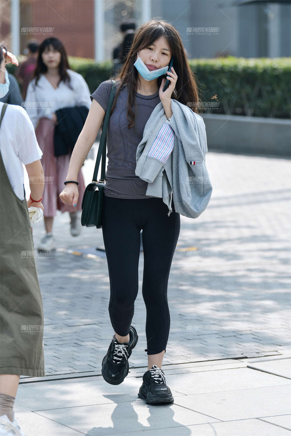图片[2]-★打电话的紧身裤美女-日更街拍
