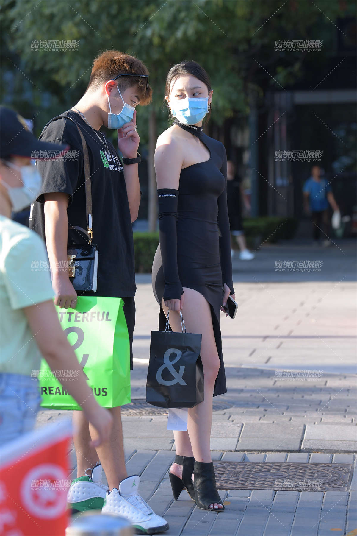 性感斜领开叉黑色包臀裙美女-日更街拍