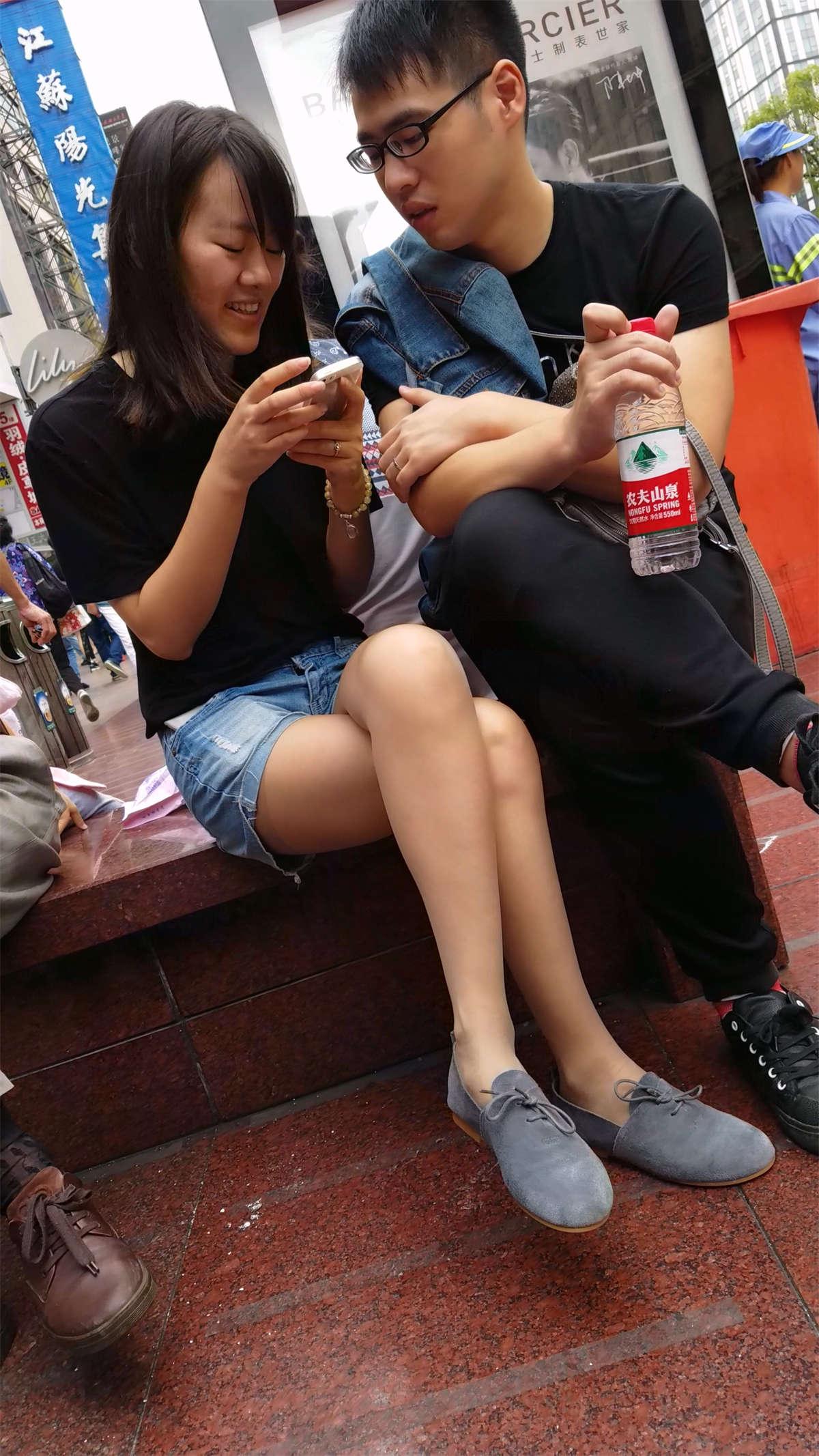 图片[2]-牛仔热裤裸腿美眉-日更街拍