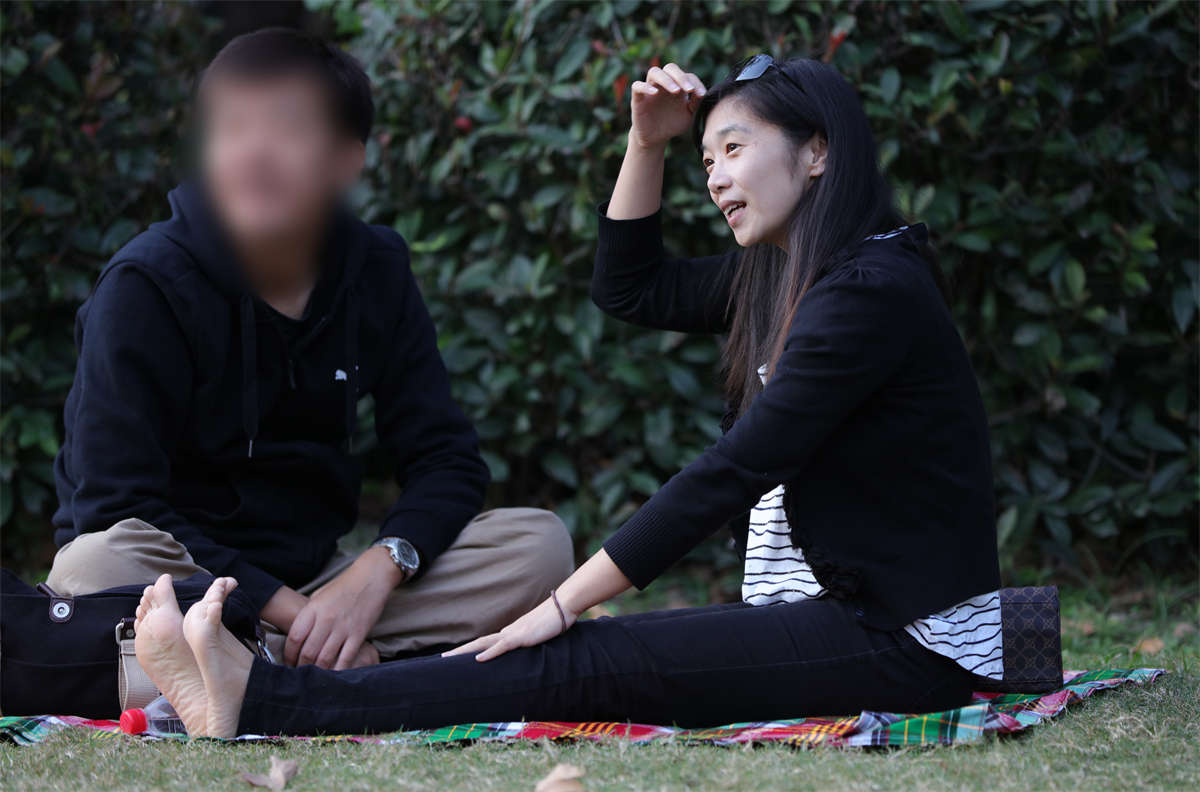 图片[2]-踏青公园街拍系列No.1006 就算吹毛求疵，这双精美素足的评分也不会低于90分-日更街拍