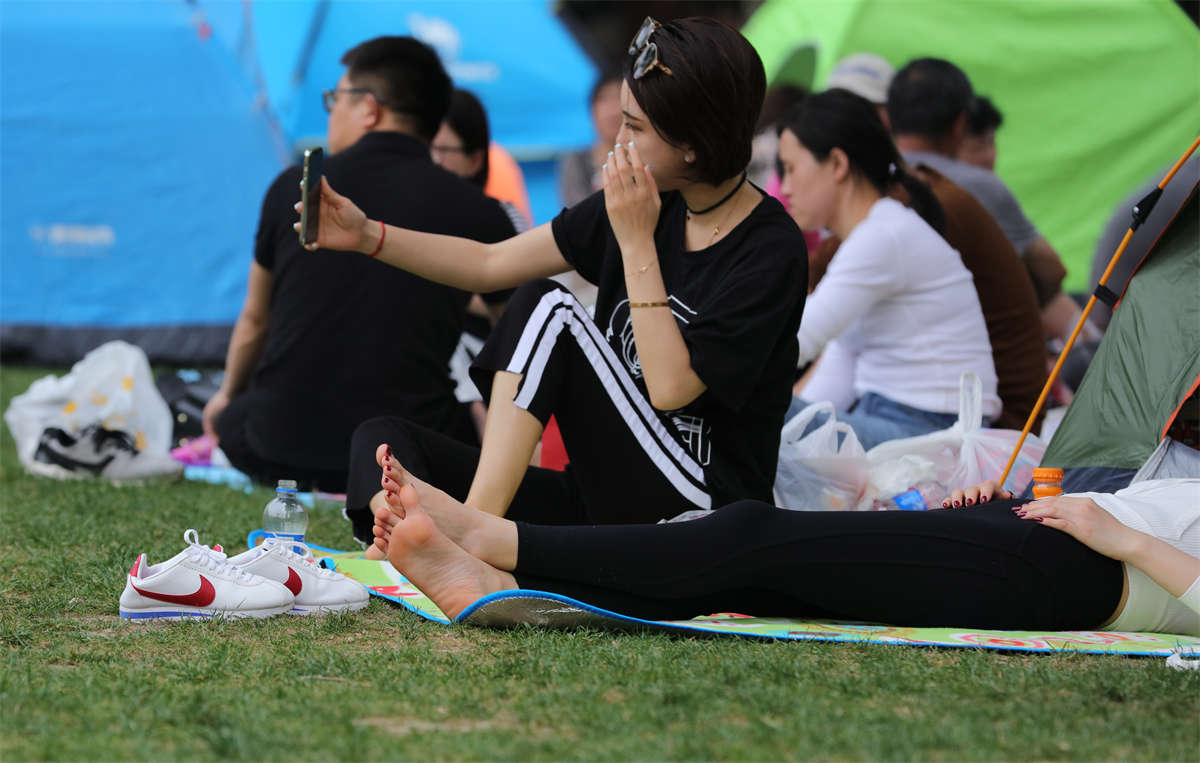 图片[2]-踏青公园街拍系列No.1710 两个精品女人，不知不觉中来了场从头到脚的全方面比拼 第1套-日更街拍