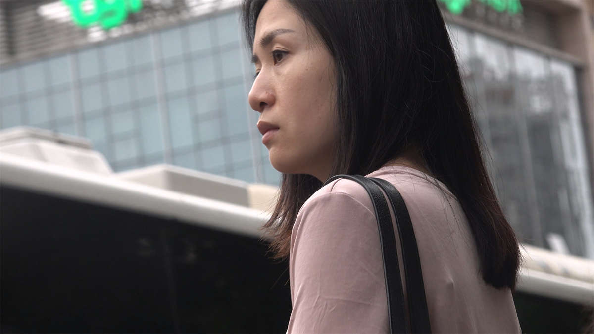 在等车的漂亮美女-日更街拍
