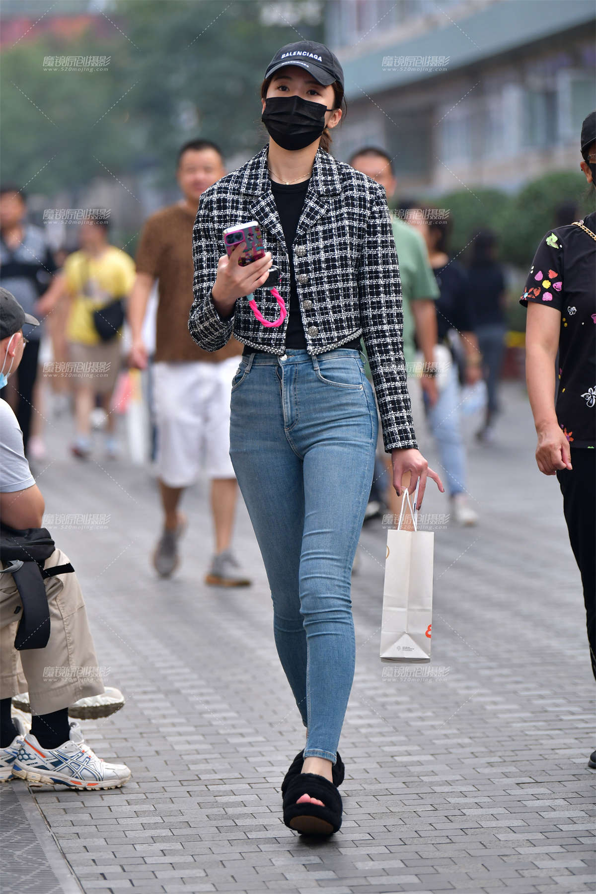 ★苗条紧身牛仔裤美女-日更街拍