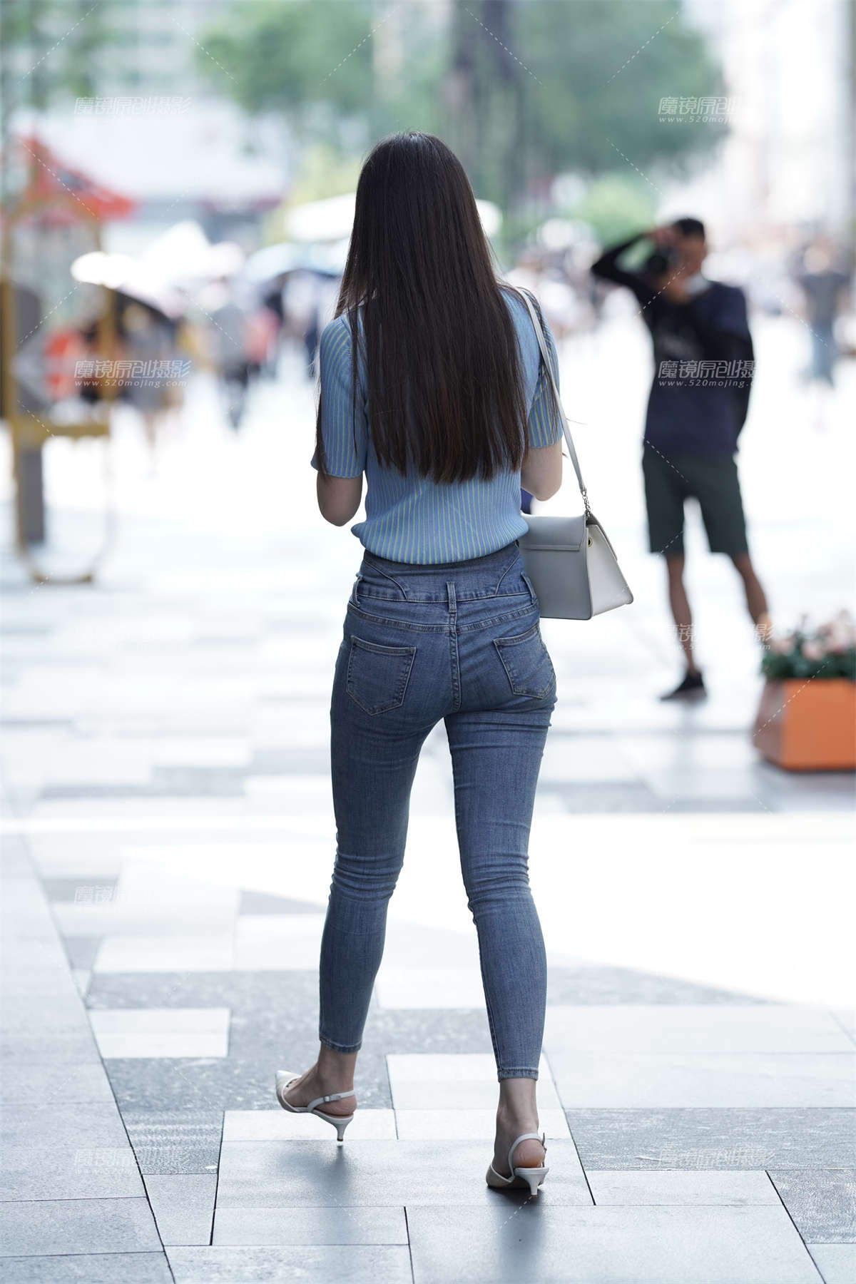 图片[2]-【凯恩赛贴】紧身牛仔裤 彰显好身材-日更街拍