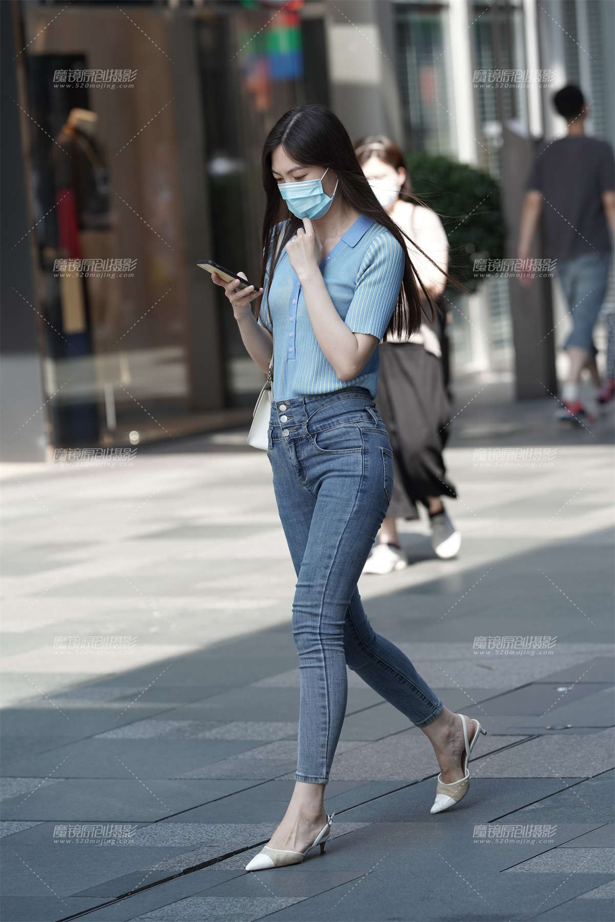 【凯恩赛贴】紧身牛仔裤 彰显好身材-日更街拍