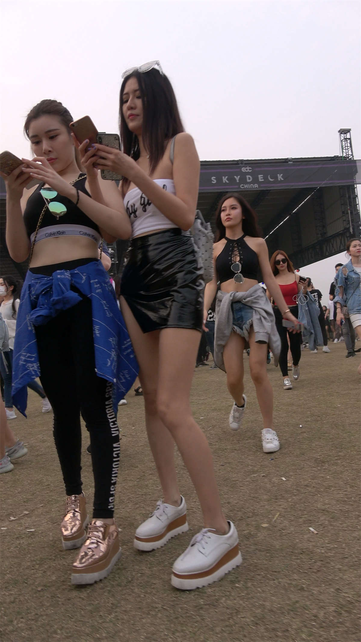 图片[2]-性感抹胸包臀皮裙火辣身材高颜值美女-日更街拍