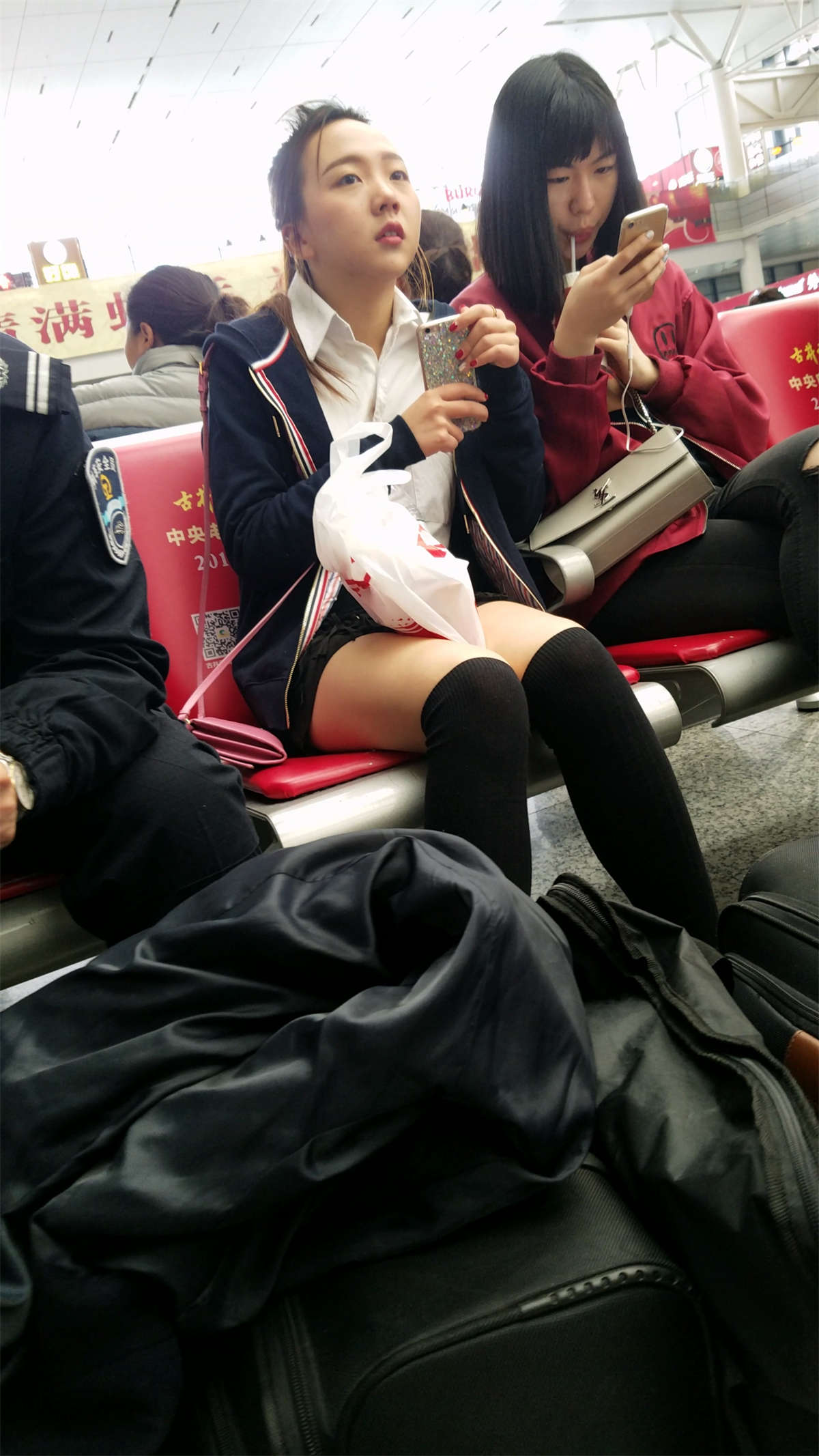 图片[2]-火车站候车的黑色高筒袜白皙美腿漂亮妹子-日更街拍