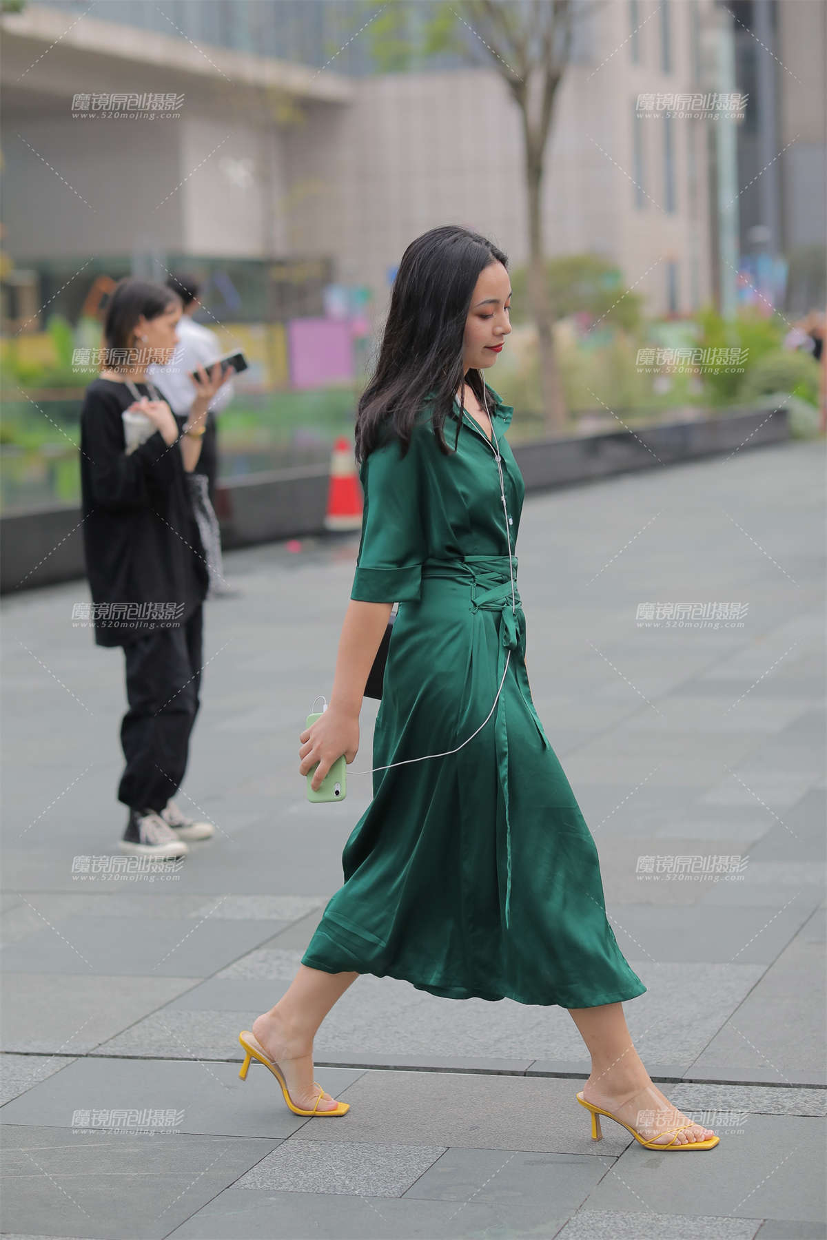 图片[2]-小姐姐看起来大气优雅-日更街拍