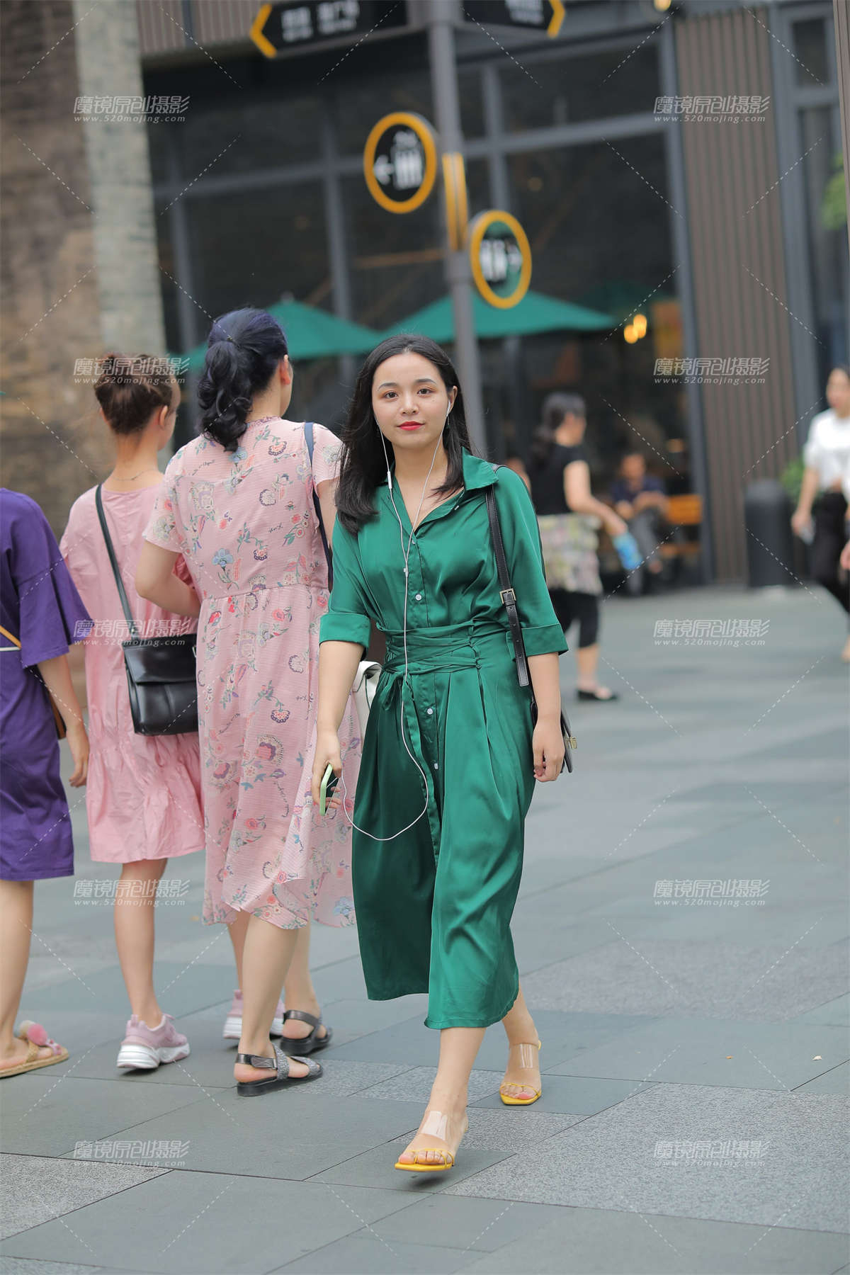 小姐姐看起来大气优雅-日更街拍