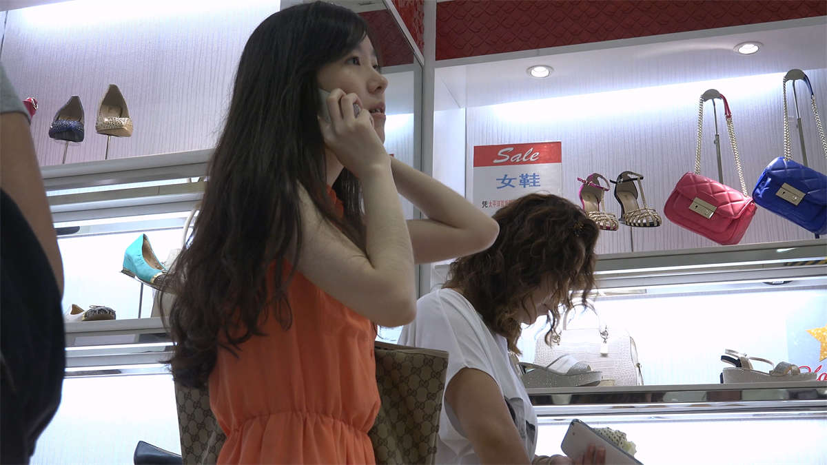 雪白度一流的妖娆美足-日更街拍