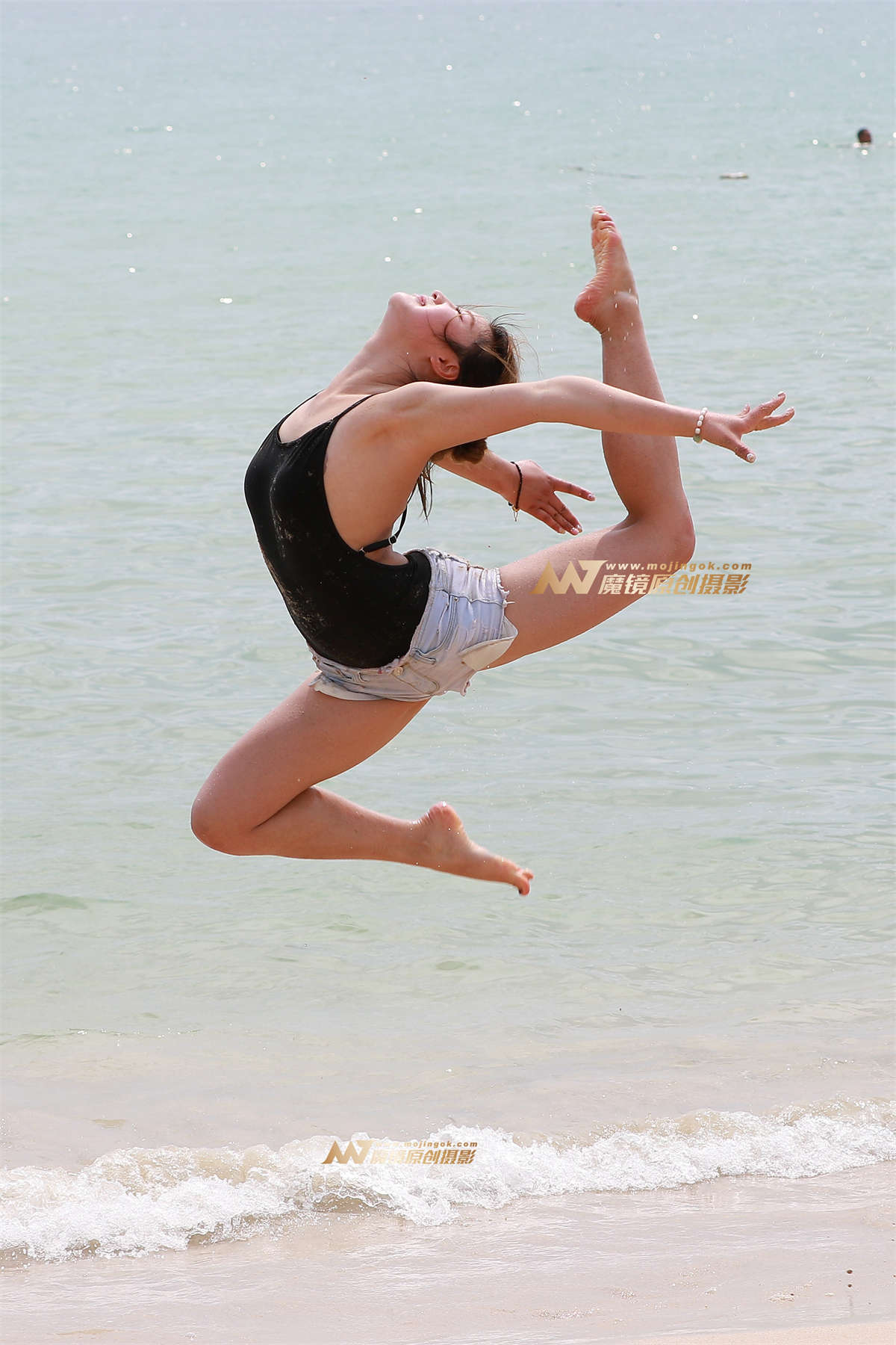 图片[2]-【视觉冲击赛帖】沙滩甜美女友，一字马 III-日更街拍