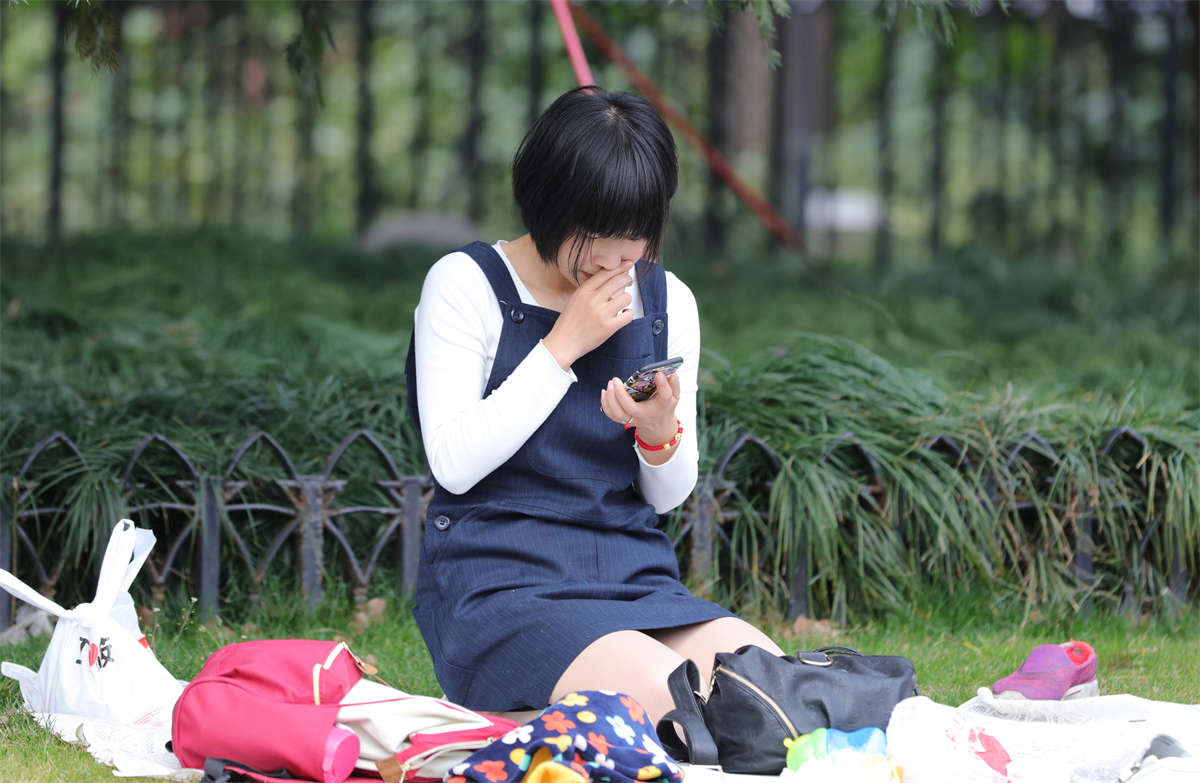 踏青公园街拍系列No.779 清秀干练的短发少妇身穿长丝躺倒草坪-日更街拍