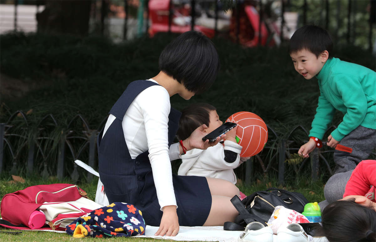 图片[2]-踏青公园街拍系列No.779 清秀干练的短发少妇身穿长丝躺倒草坪-日更街拍