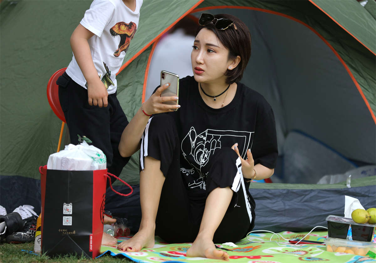 图片[2]-踏青公园街拍系列No.1711 两个精品女人，不知不觉中来了场从头到脚的全方面比拼 第2套-日更街拍