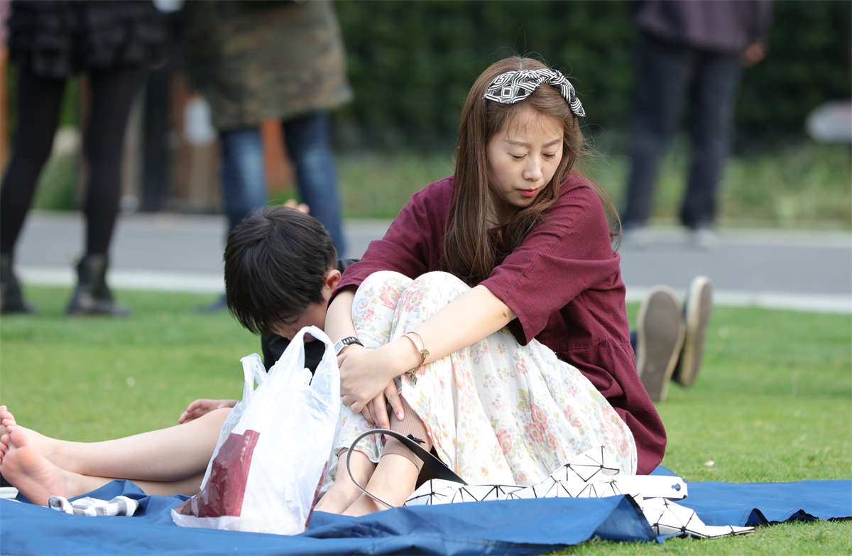 图片[2]-踏青公园街拍系列No.1007 带上墨镜就能与少女一争风采的少妇五彩艳足，你愿意错过？ 第1套-日更街拍