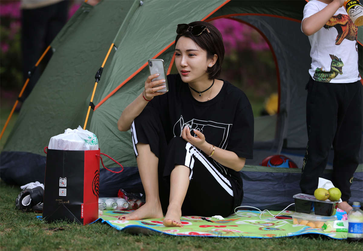 踏青公园街拍系列No.1711 两个精品女人，不知不觉中来了场从头到脚的全方面比拼 第2套-日更街拍