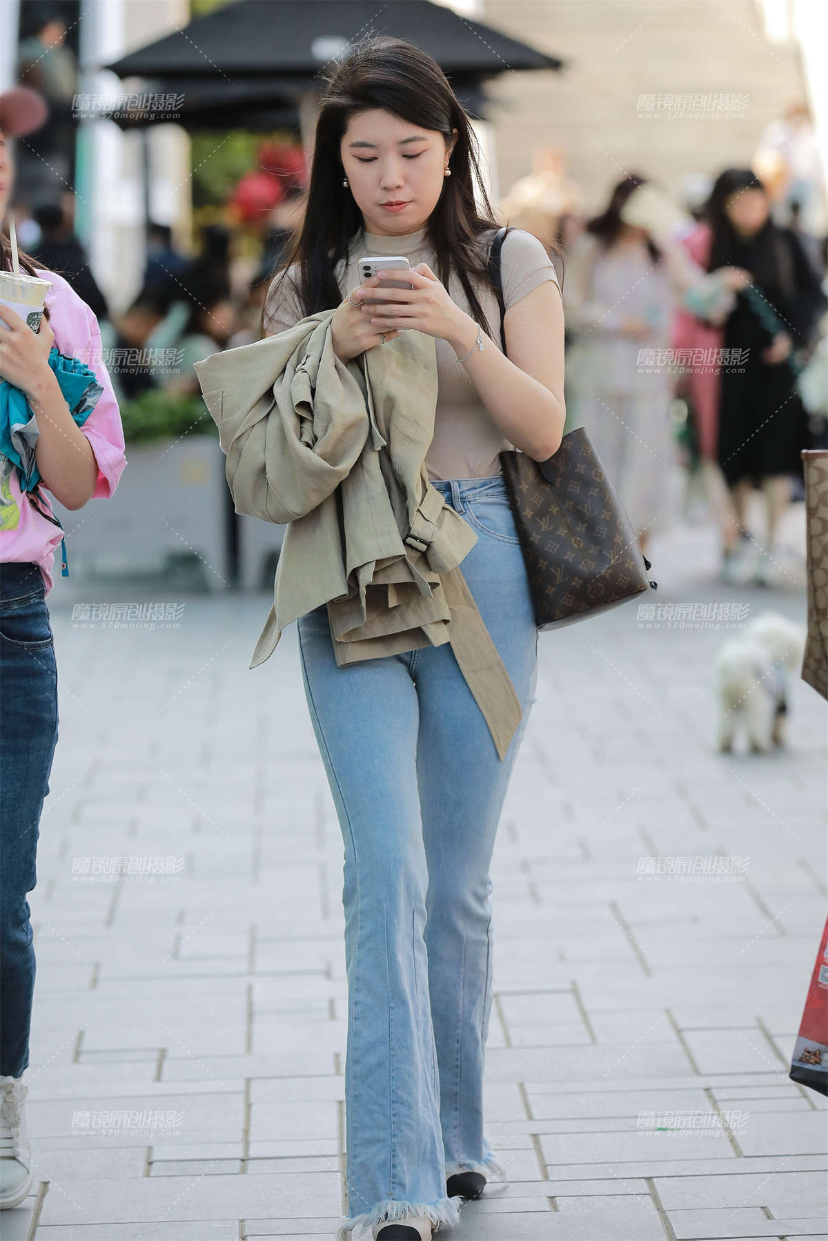 浅蓝牛仔裤美眉-日更街拍