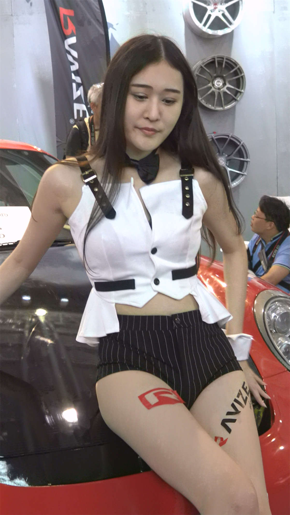 图片[2]-大长腿粉内内魔鬼身材美女车模-日更街拍