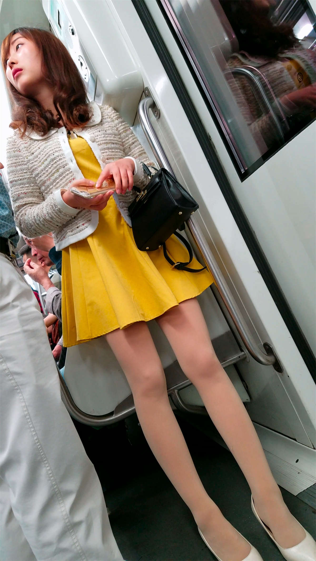 白色高跟肉色丝袜黄色连衣公主短裙美女极品美腿-日更街拍