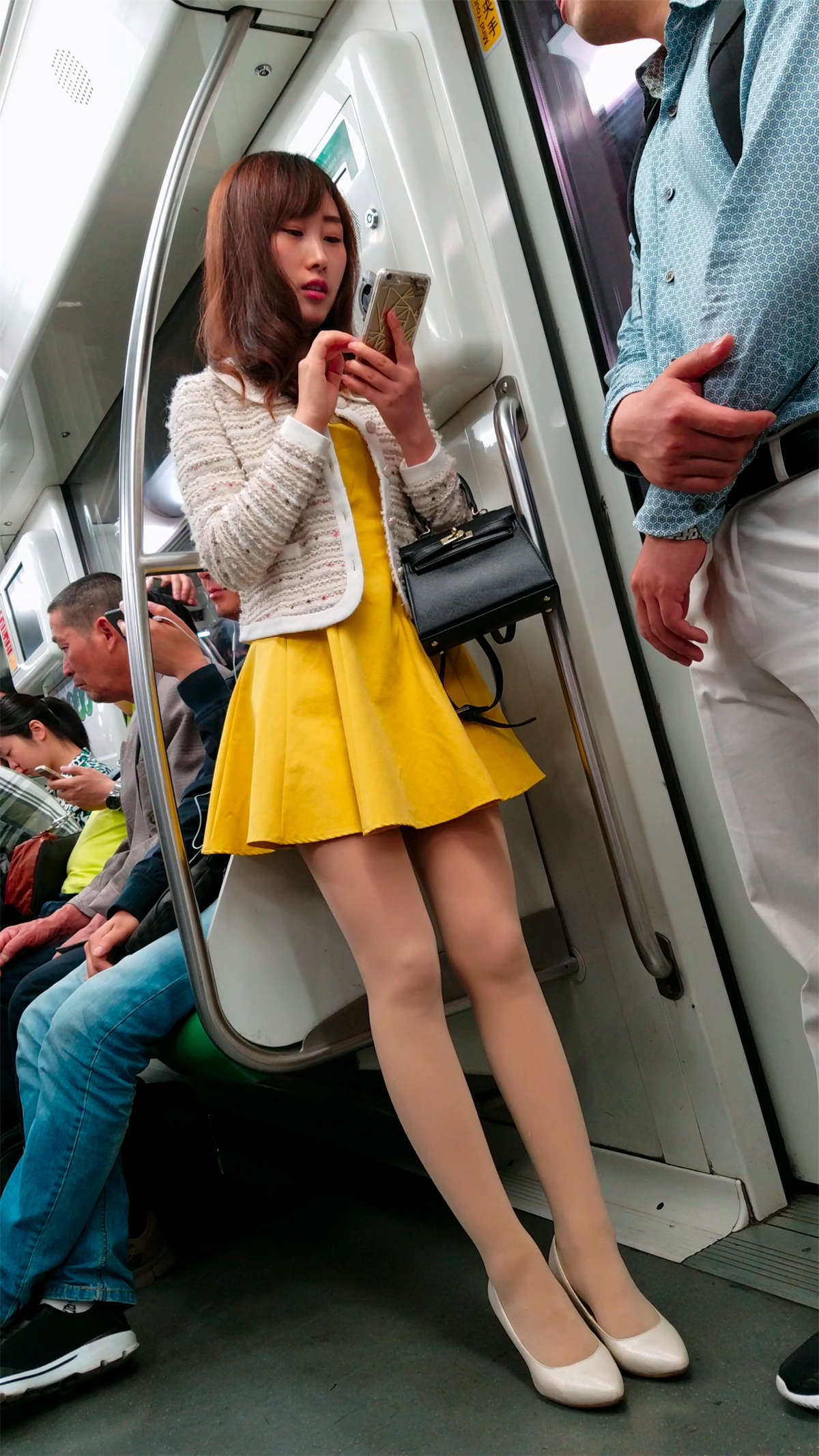 图片[2]-白色高跟肉色丝袜黄色连衣公主短裙美女极品美腿-日更街拍