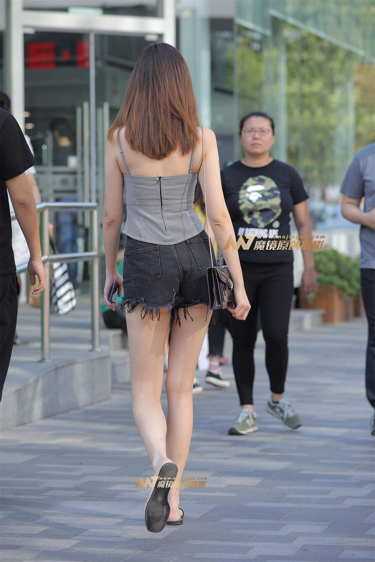 图片[2]-【视觉冲击赛贴】吊带小背心，热裤大长腿女友-日更街拍