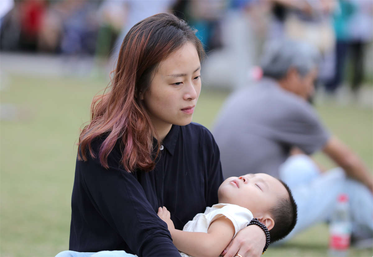 图片[2]-踏青公园街拍系列No.780 清秀的少妇脱了一小会鞋，这双脚惊艳-日更街拍