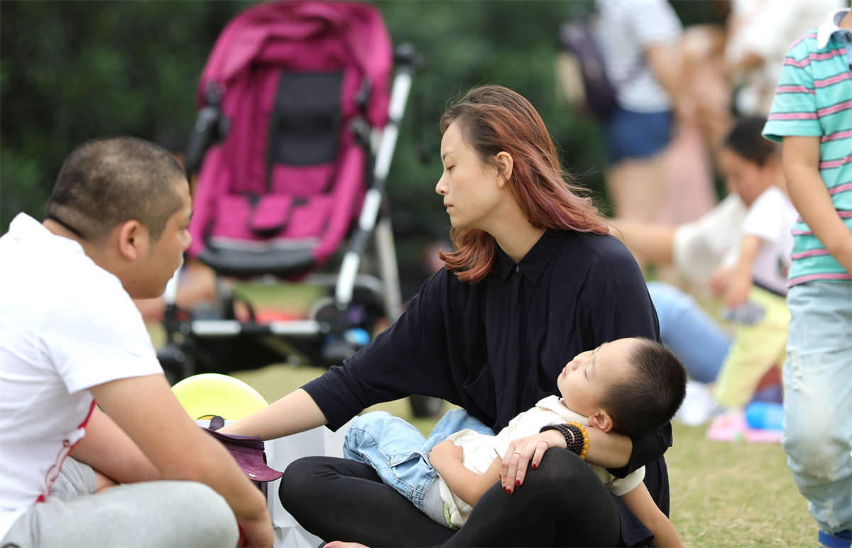 踏青公园街拍系列No.780 清秀的少妇脱了一小会鞋，这双脚惊艳-日更街拍