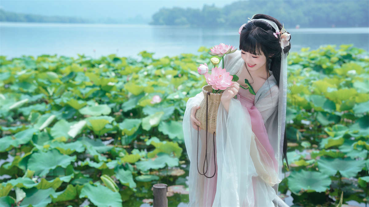 YITUYU艺图语 2024.10.12 荷花园 予君-日更街拍