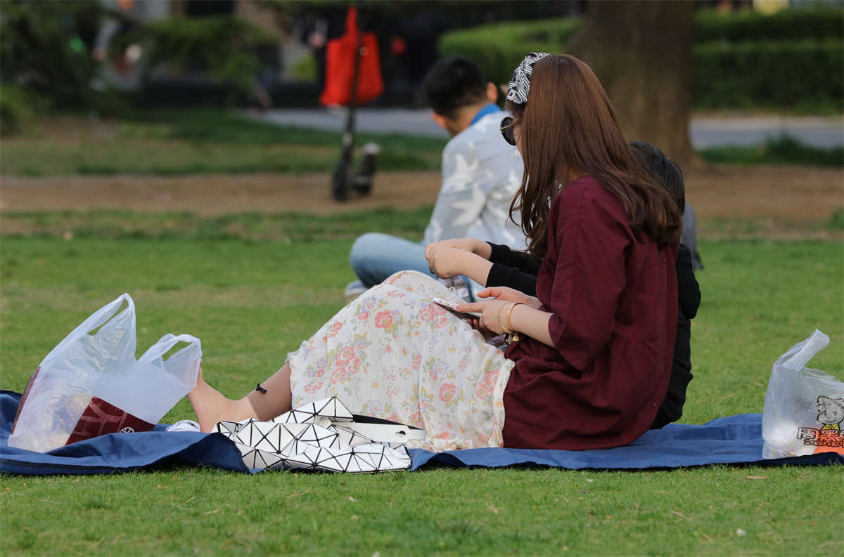 图片[2]-踏青公园街拍系列No.1008 带上墨镜就能与少女一争风采的少妇五彩艳足，你愿意错过？ 第2套-日更街拍