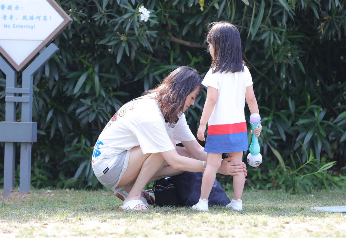 图片[2]-踏青公园街拍系列No.1712 两个精品少妇，两双骨感美足，细趾雪肌经久耐看 第1套-日更街拍