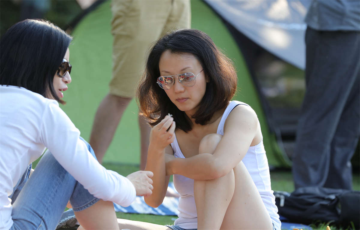 踏青公园街拍系列No.1201 清凉美少妇盘腿而坐，一双玉足接近无瑕-日更街拍