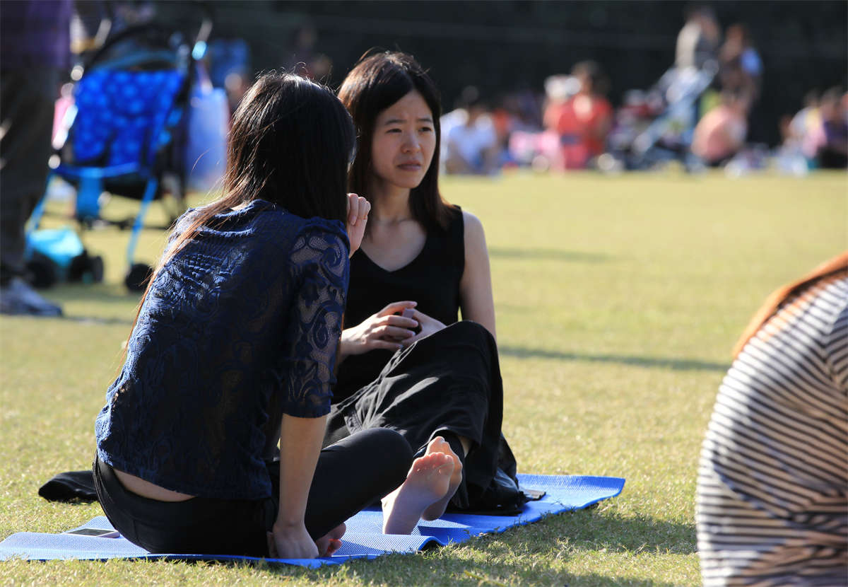 图片[2]-踏青公园街拍系列No.937 柔美女孩的黑裙长丝-日更街拍