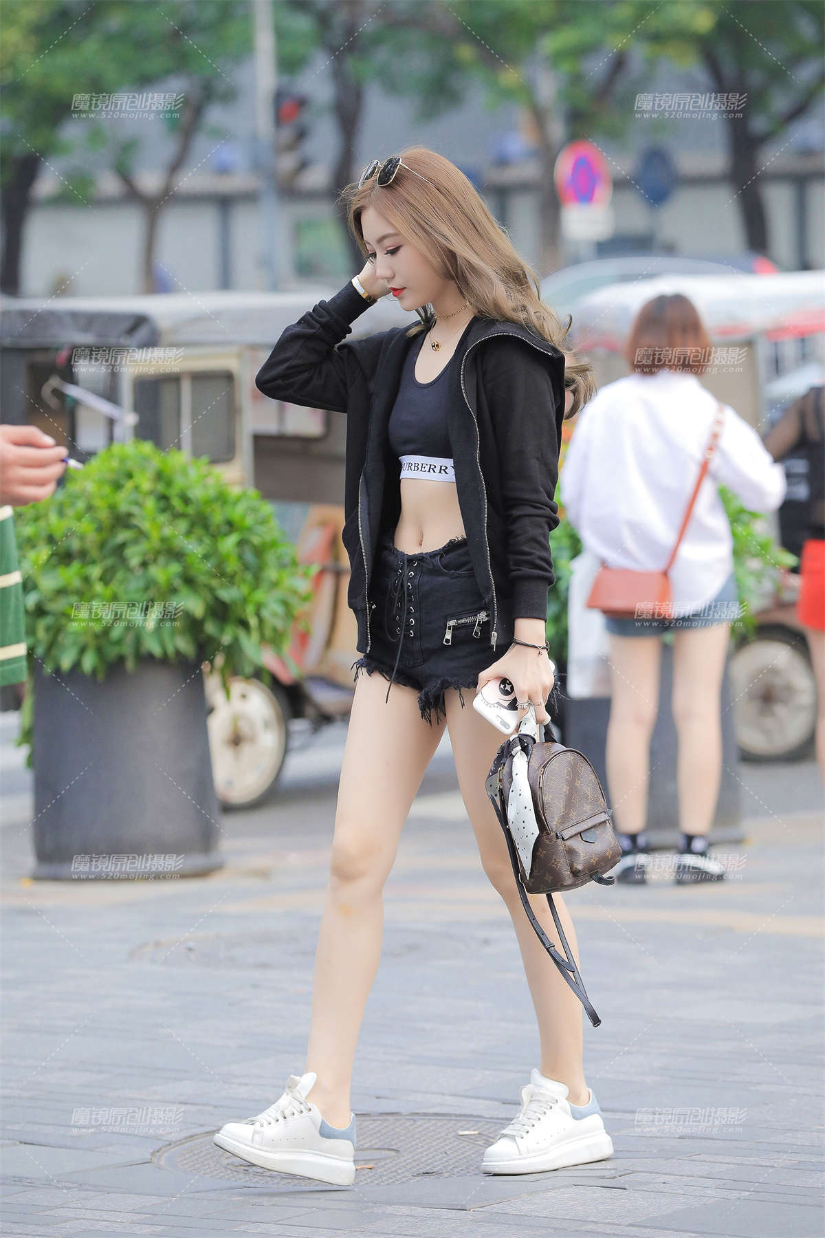 露肚脐的热裤小姐姐-日更街拍