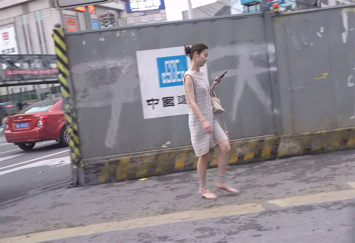 跟拍连衣裙美足气质美女-日更街拍
