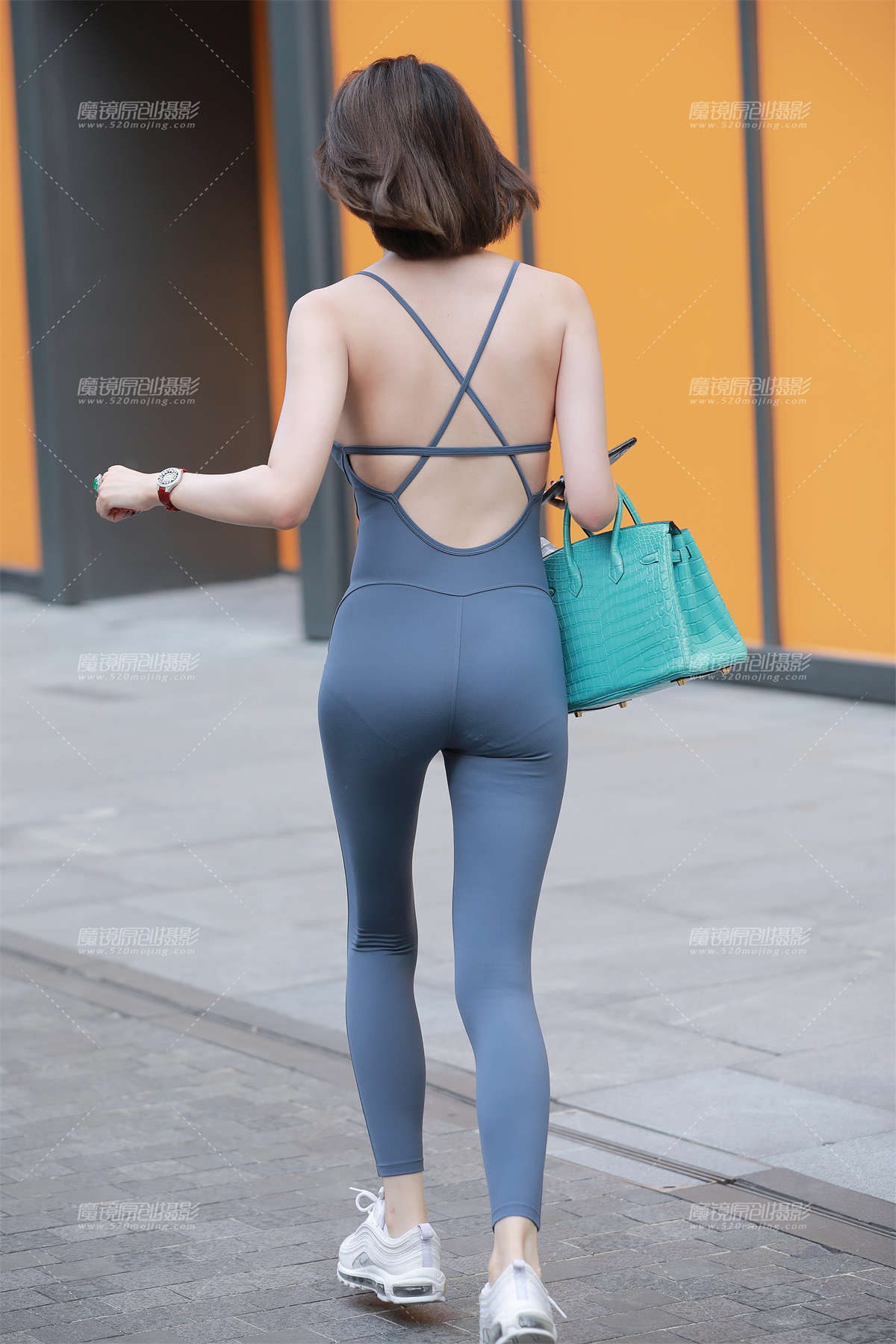 图片[2]-【玻璃街拍】极品连体瑜伽裤美女-日更街拍