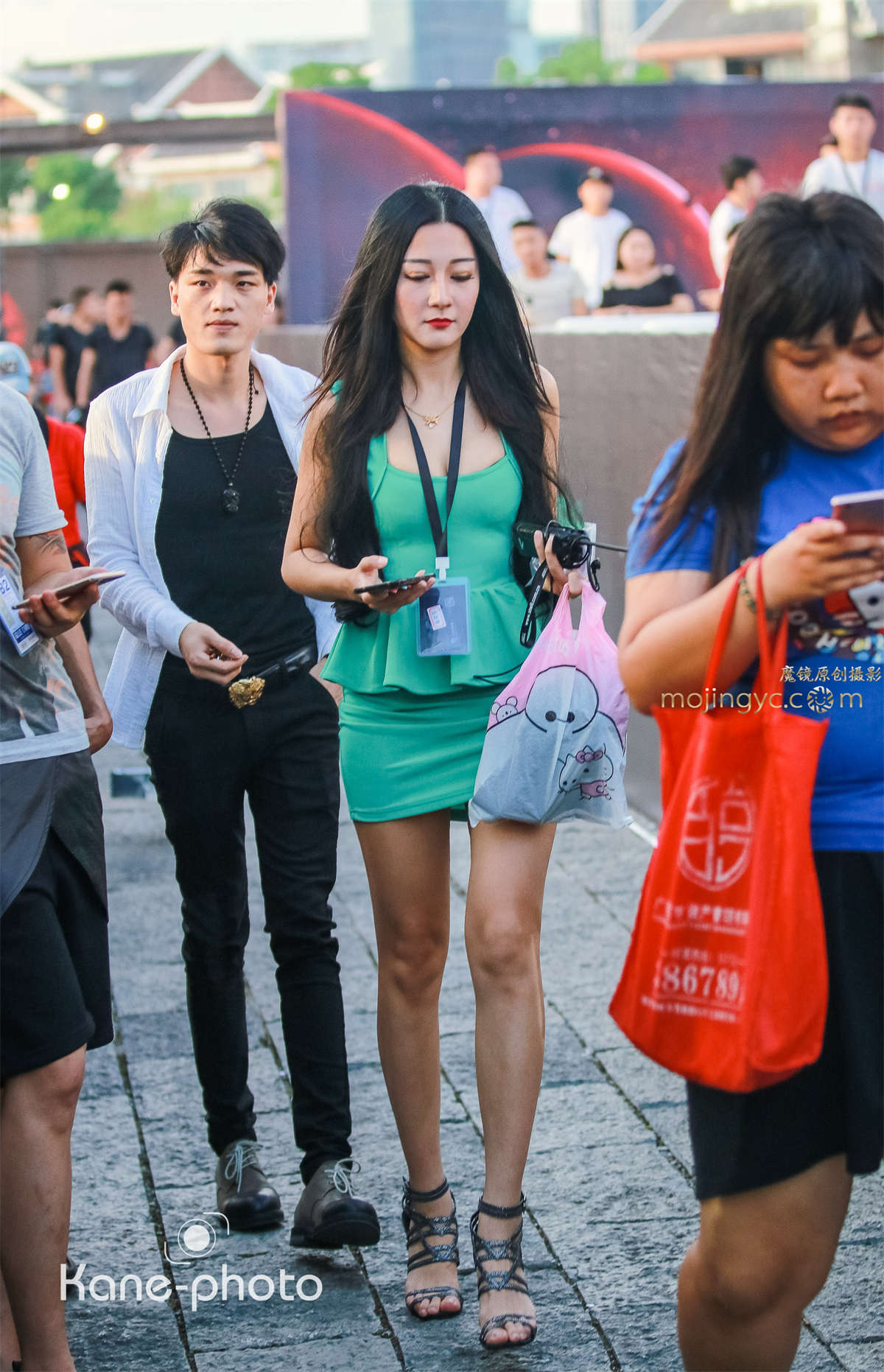 五官精致的紧身包臀裸背姐姐-日更街拍