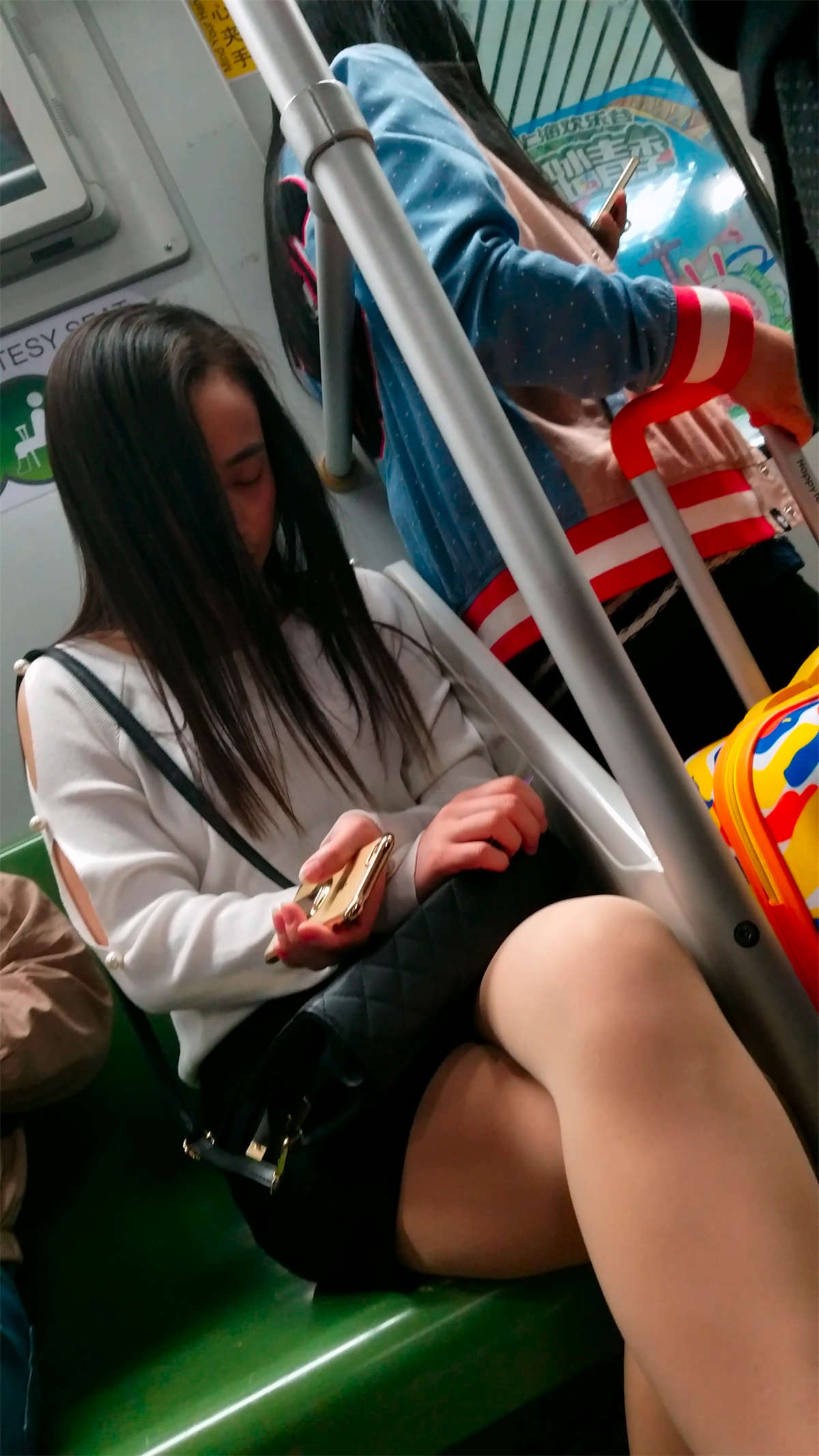 地铁白鞋肉色丝袜黑色短裙美腿长发美眉-日更街拍